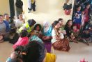 Petugas Evakuasi Menemukan Korban Banjir Terbaring Kritis di Atas Papan - JPNN.com