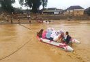 Perjuangan Anak-anak Korban Banjir untuk Tetap Sekolah - JPNN.com