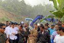 Jokowi Diguyur Hujan Saat Tinjau Penanganan Bencana Banjir di Sukajaya - JPNN.com