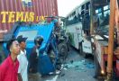 Kecelakaan di Jalinsum, Bus Chandra Menghantam Truk Kontainer - JPNN.com