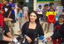 Kedatangan Wika Salim di Pengungsian Bikin Korban Banjir Semangat Lagi - JPNN.com