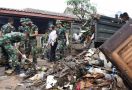 500 Prajurit TNI Bantu Bersihkan Sampah Sisa Banjir di Cibitung - JPNN.com