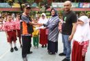 Gojek Bagikan Seragam Sekolah untuk Korban Banjir - JPNN.com