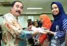 Reydonnyzar Moenek Salurkan Bantuan untuk Pegawai DPD RI Terdampak Banjir - JPNN.com