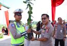 Antisipasi Banjir, Polisi Tanam Ribuan Pohon di Pinggiran Tol - JPNN.com