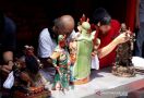 Ritual Mandi Rupang, Pembersihan Arca Dewa-dewi dan Altar - JPNN.com