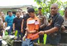 Rini Menangis Sambil Memeluk Eksekutor Hakim Jamaluddin di Lokasi Rekonstruksi - JPNN.com