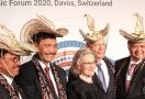 Pendiri dan Chairman WEF Davos Kenakan Topi dan Kain Khas NTT di Acara Indonesia Night - JPNN.com