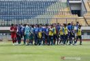 Baru Berjalan 35 Menit, Latihan Persib Bandung Langsung Dihentikan - JPNN.com