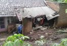 Di Garut, Satu Rumah Tertimbun Tanah Longsor - JPNN.com