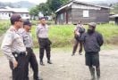 Personel Polres Tolikara Sambangi Warga di Kampung Kogimasi, Nih Tujuannya - JPNN.com