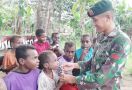 Prajurit TNI AD Ajak Anak-anak di Perbatasan RI-PNG untuk Minum Susu - JPNN.com