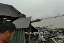 Dua Rumah Ditabrak Kapal, Kondisinya Hancur Jadi Kayak Begini - JPNN.com