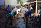 Personel Lanal Banyuwangi Bantu Korban Bencana Banjir Bandang - JPNN.com