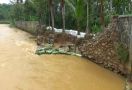 Tanggul Setinggi 3 Meter Jebol, Warga Sekitar Terancam Jika Hujan Deras - JPNN.com