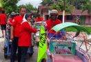 Laskar Ngawi Berbagi dengan Tukang Becak - JPNN.com