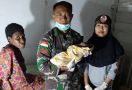 Prajurit TNI Bantu Proses Persalinan Warga di Perbatasan - JPNN.com