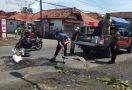 Jalan Penghubung Cirebon-Bandung Rusak, Polisi Turun Tangan - JPNN.com