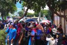 Orator Demo Tolak RUU Omnibus Law Mengamuk Lihat Para Buruh Berteduh di Bawah Pohon - JPNN.com