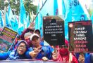 Demo Tolak RUU Omnibus Law: Cukup Cintaku yang Kandas, Jangan Nasib Buruh - JPNN.com