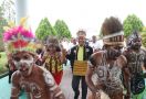 Tinjau Fasilitas PON 2020, Menpora Disambut Tarian Khas Papua - JPNN.com