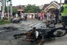 Sejumlah Sepeda Motor Dibakar Suporter Jelang Laga Persebaya dan Arema FC - JPNN.com