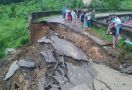 Jembatan Desa Dalam Luar - Talang Padang Putus, Ribuan Warga Terisolasi - JPNN.com