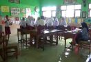 Guru Meminta Para Murid Duduk di Atas Meja Sambil Mendengarkan Pelajaran - JPNN.com