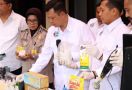 Polisi Bongkar Pabrik Kosmetik Ilegal di Bandung, Omzetnya Puluhan Juta - JPNN.com