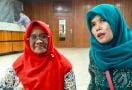 Mbak Titi dan Bu Nunik Honorer K2 Rela Datang dari Kampung Halaman Memantau Rapat di DPR - JPNN.com