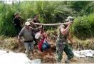 Dua Tentara Menggotong Warga Sejauh 2 Kilometer Menuju Rumah Sakit - JPNN.com