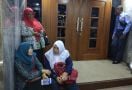 3 Perempuan Honorer K2 Sabar Menunggu di Depan Ruang Komisi II DPR - JPNN.com
