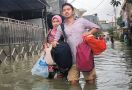 Diserang Banjir, Staf Khusus Jokowi Ini Tetap Ganteng - JPNN.com