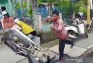 Tak Terima Ditilang, Pengendara Ini Nekat Banting Sepeda Motor di Depan Polisi - JPNN.com