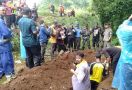 8 Jenazah di Pemakaman Rangga Mekar Bogor Direlokasi - JPNN.com