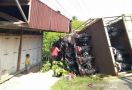 Sopir Mengantuk, Truk Pengangkut Puluhan Sepeda Motor Terbalik di Aceh Timur - JPNN.com