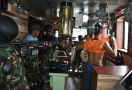 Personel KRI Sungai Gerong Bergerak Cepat Menuju Kapal yang Mencurigakan - JPNN.com