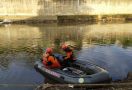 Refano Hanyut Terseret Arus Kali Ciliwung Jakarta - JPNN.com