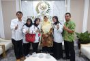 Sambil Menangis, Lina Guru Honorer Nonkategori: Pak Jokowi Orangnya Baik - JPNN.com