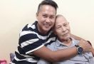 Kabar Duka, Ayah Ernest Cokelat Meninggal Dunia - JPNN.com