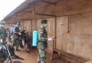 Cegah Covid-19, TNI dan Polri Lakukan Penyemprotan Disinfektan di Wilayah Perbatasan RI - PNG - JPNN.com