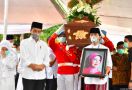 Usai Memakamkan Ibunda, Pak Jokowi Kembali ke Jakarta Hari Ini, Langsung Sidang KTT G20 - JPNN.com