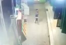 Dua Pemuda Nakal Berbuat Terlarang di Masjid, Terekam CCTV, nih Fotonya - JPNN.com