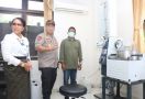 Polda Bali-Unud Manfaatkan Arak Bali Jadi Disinfektan dan Hand Sanitizer - JPNN.com