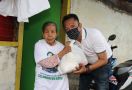 Cak Machfud Beri Bantuan Sembako untuk Warga Tenggilis Selama Sosial Distancing - JPNN.com