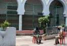 Ratusan Orang Bertahan di Masjid Kebon Jeruk, Enggan Pindah ke RS Darurat Corona - JPNN.com