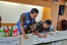 Asuransi Jasindo Bagikan Sabun Pencuci Tangan untuk Masyarakat - JPNN.com