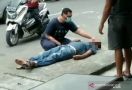 Pria yang Tiba-tiba Terkapar di Pinggir Jalan Dibiarkan Warga Begitu Saja, Takut COVID-19 - JPNN.com