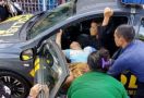 Aiptu Endang Bantu Perempuan Melahirkan di Mobil Patroli, Salut! - JPNN.com