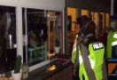 Biasanya Kejar Penjahat, Kini Pak Polisi Sibuk Buru yang Keluyuran di Luar Rumah - JPNN.com
